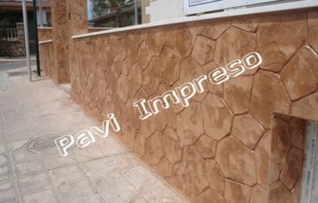 El hormigón impreso vertical es una técnica que se utiliza para crear paredes con apariencia de piedra natural o ladrillo, ofreciendo durabilidad y estética.
